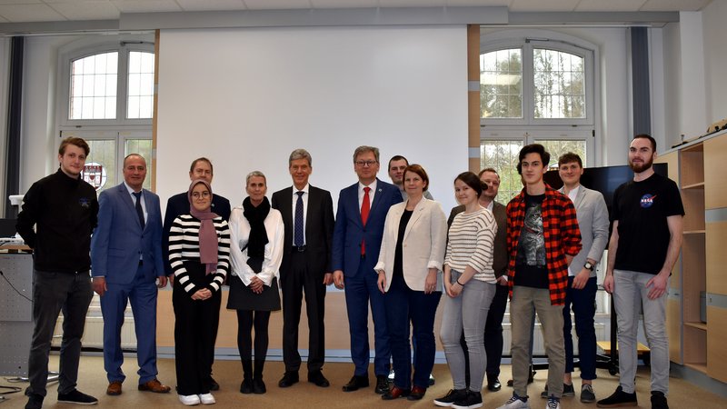Gruppenbild mit Minister Holter in der Aula