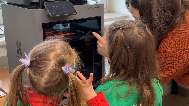 Zwei Kinder vor einer Maschine