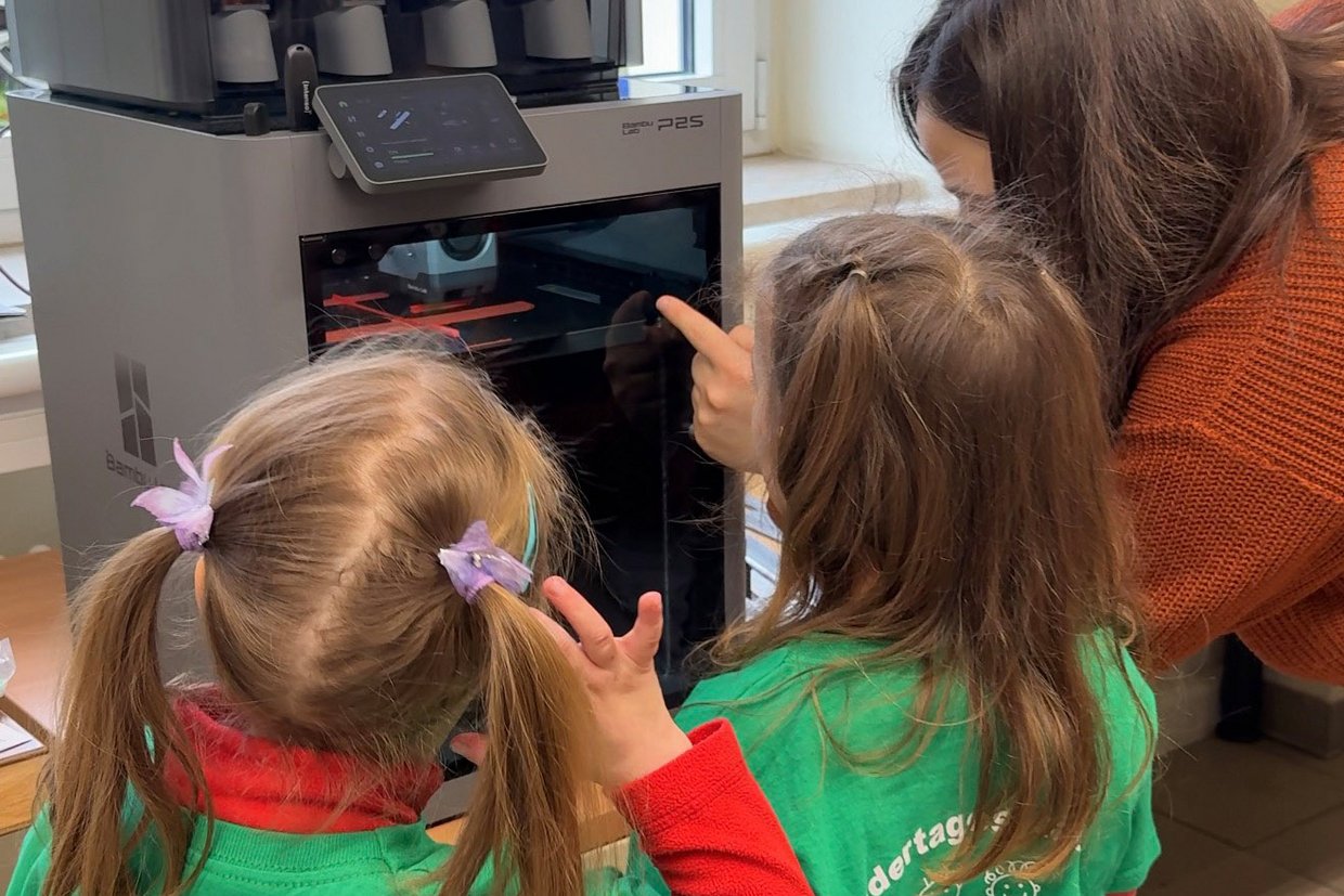 Zwei Kinder vor einer Maschine