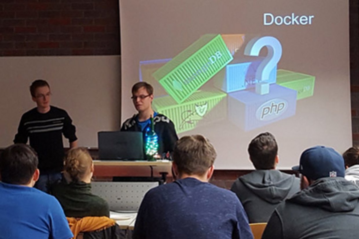 Open Source Party Absolventen der Fakultät Informatik beim Vortrag über Docker