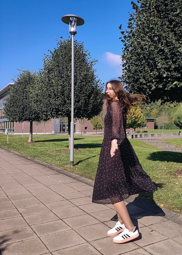 Frau in einem Sommerkleid