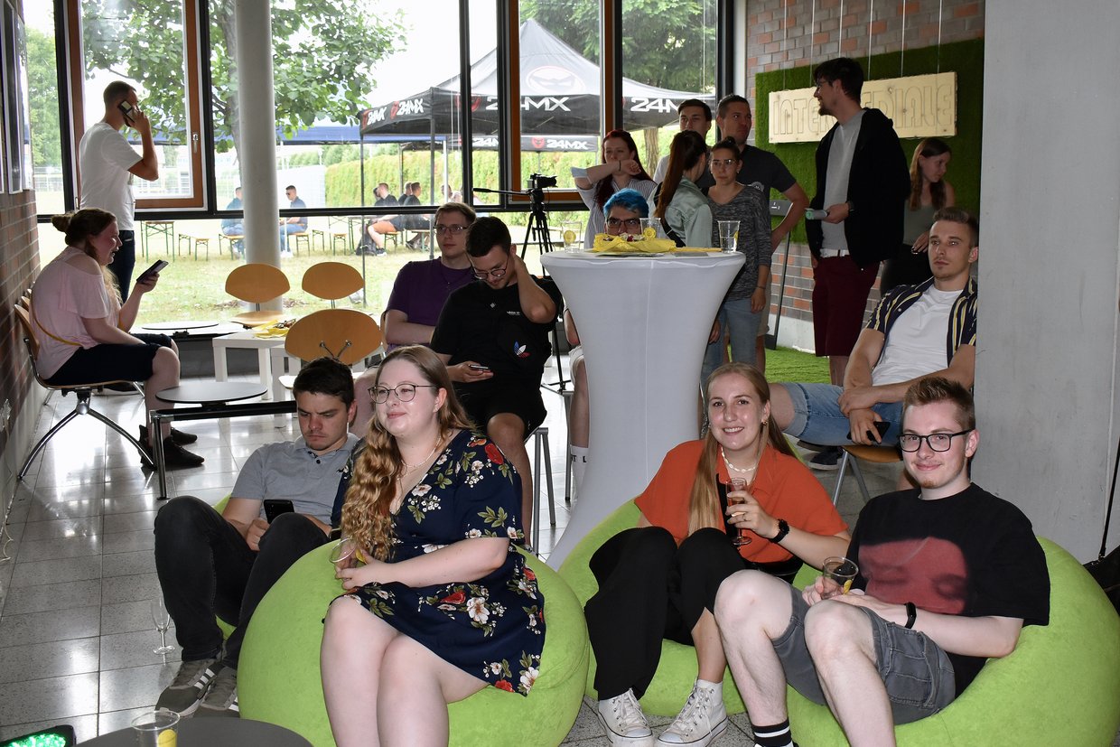 Studenten im Haus F