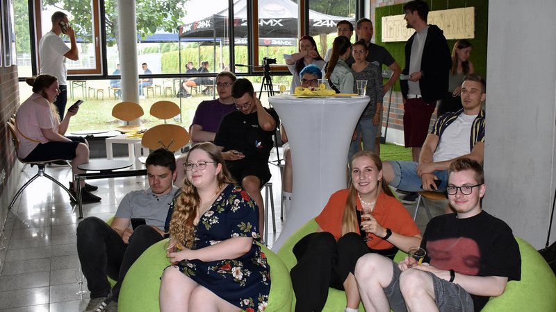 Studenten im Haus F