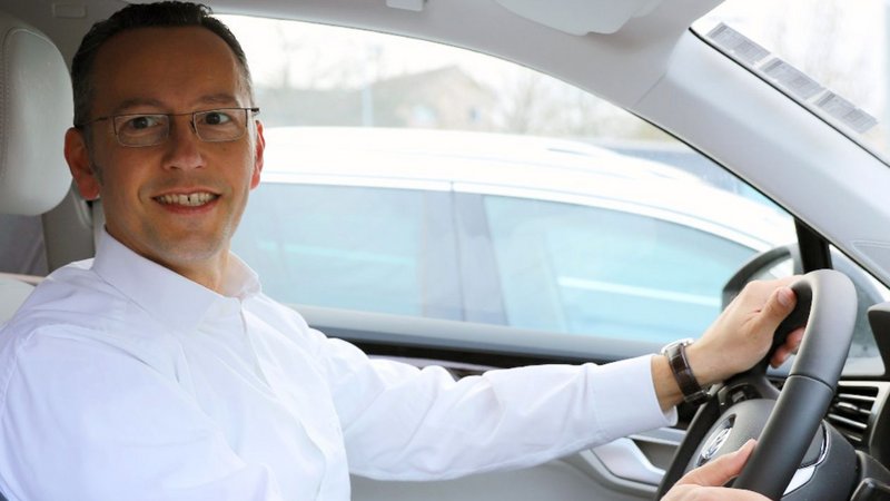 Dr. Anic am Lenkrad im Auto