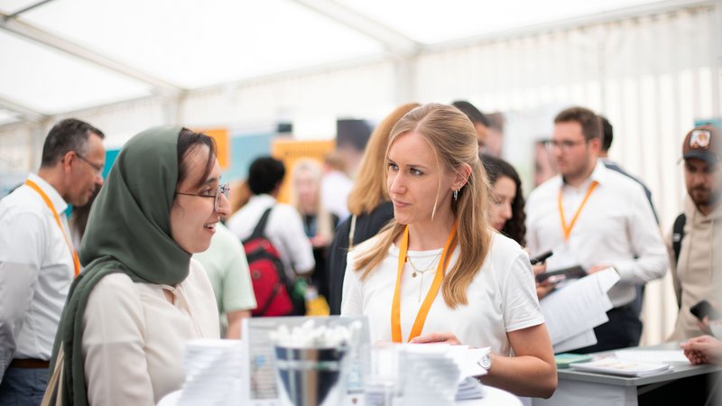 Zwei Frauen unterhalten sich auf der Messe