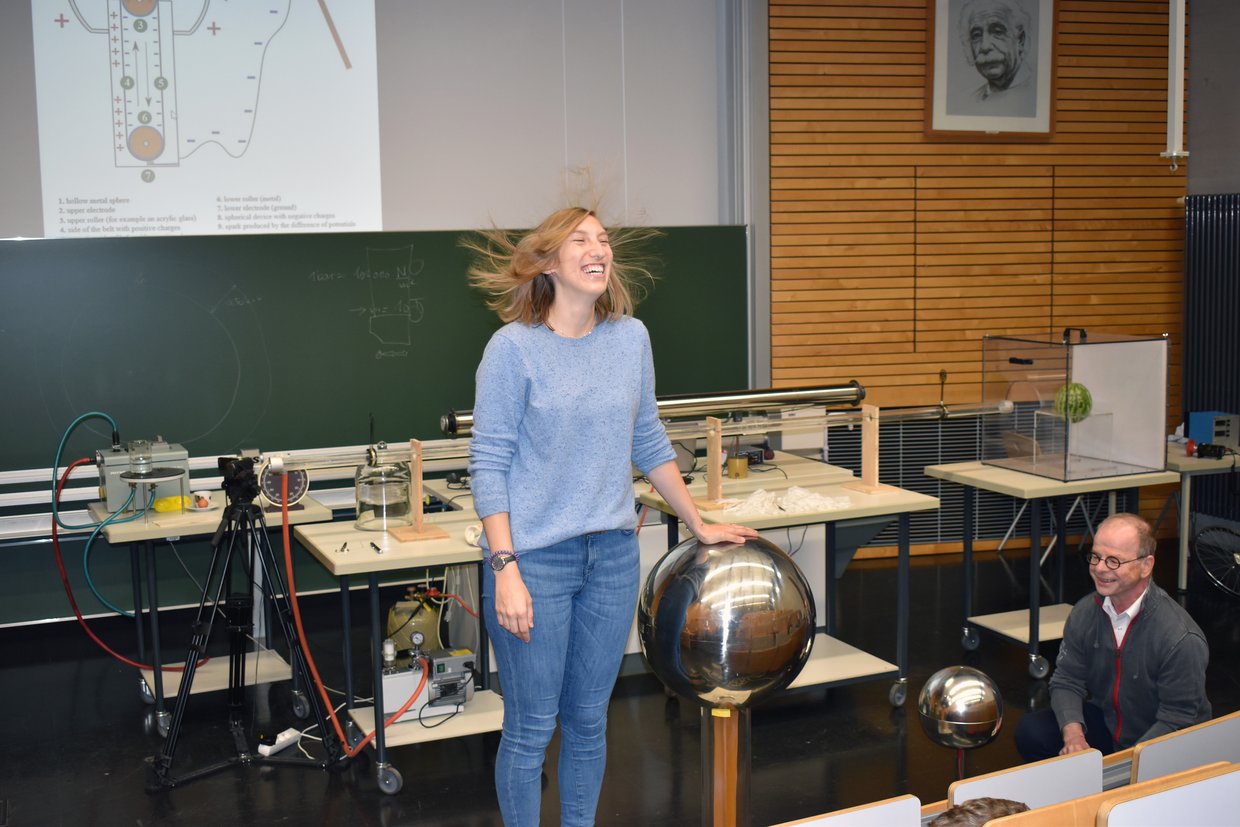 Lehrerin Saskia Kasper machte das Experiment mit dem Van de Graaff Generator: Ihre Haare haben sich bei der Reibung elektrisch aufgeladen. Hiefür bekam sie großen Applaus von ihren Schülern