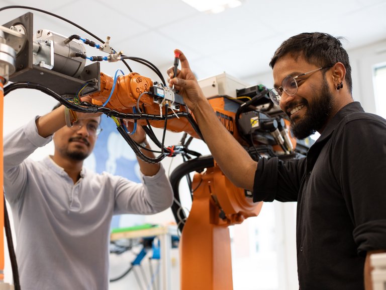 Studenten am Roboter