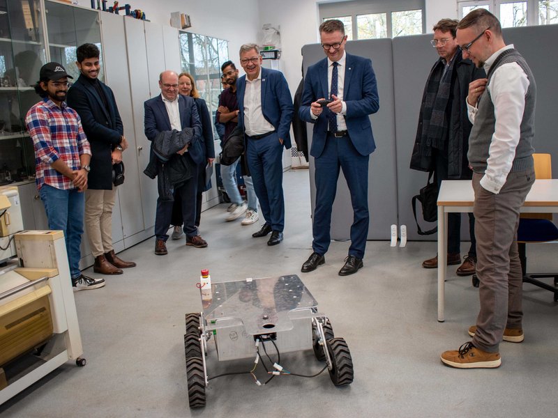 Minister Tischner im Robotik-Labor mit dem im Aufbau befindlichen Mars-Rover-Modell
