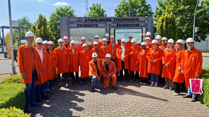Menschen in orangefarbigen Kitteln