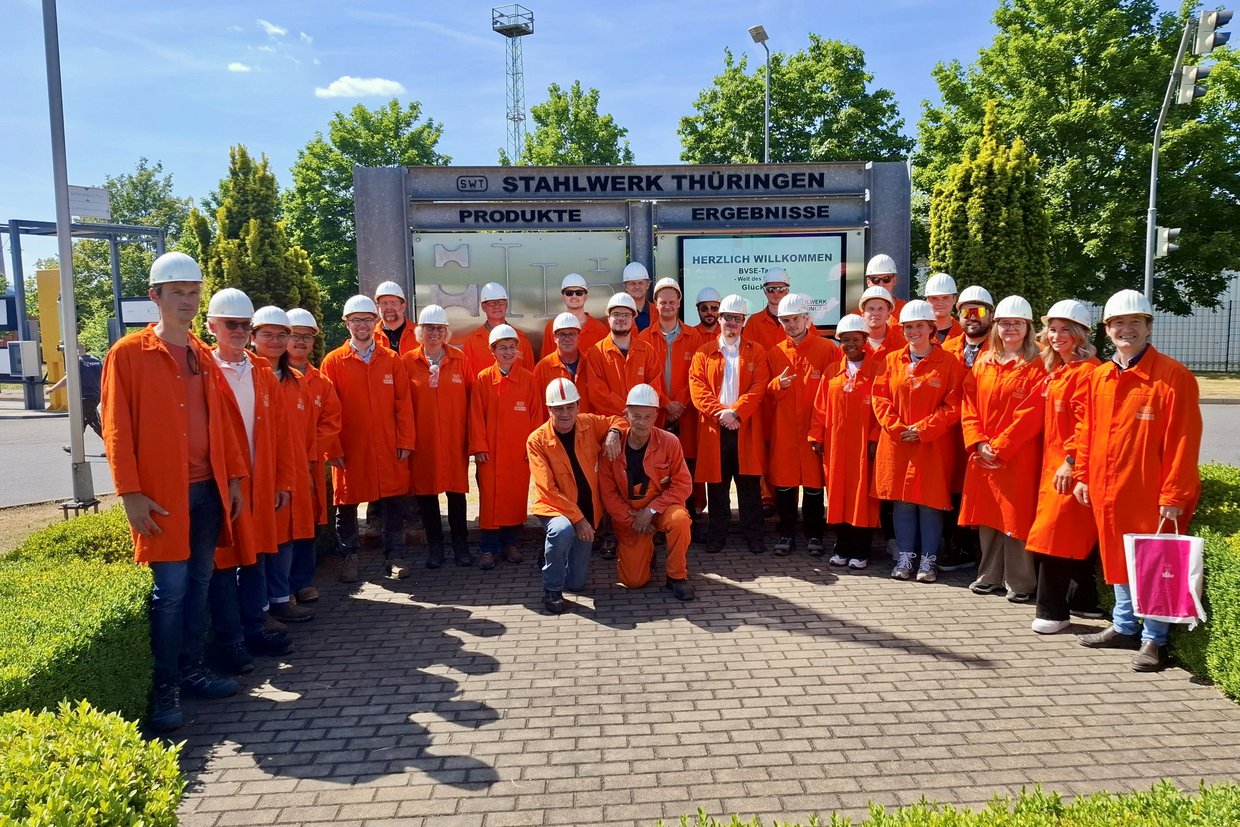 Menschen in orangefarbigen Kitteln