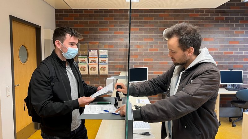 Mitarbeiter und Student in der Student Service Zone