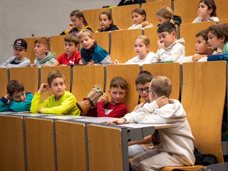 Kinder im Hörsaal