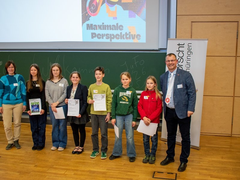 Chemie-Teilnehmer stehen in einer Reihe