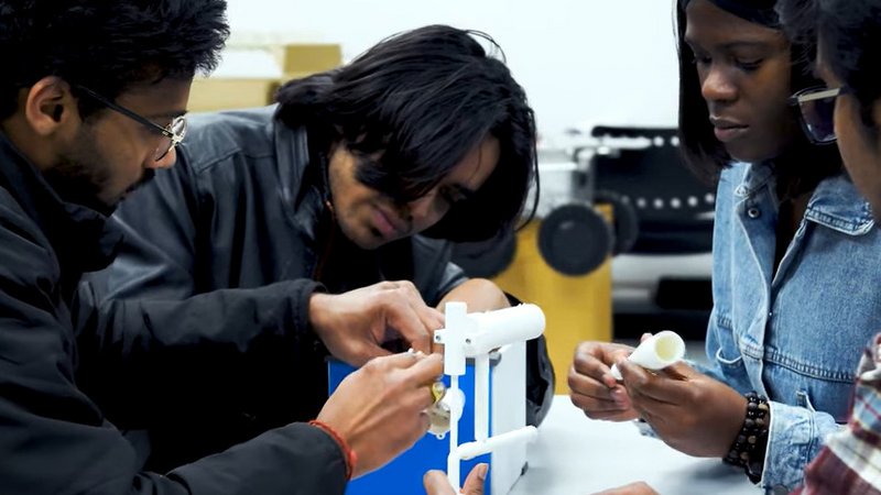 Studenten bauen ein 3D-Modell