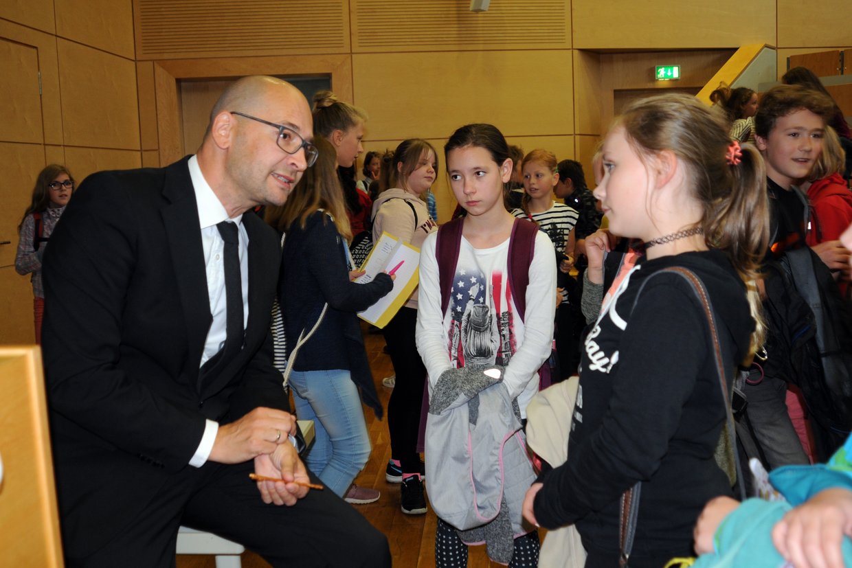 Prof. Sven Müller-Grune im Gespräch mit Schülern
