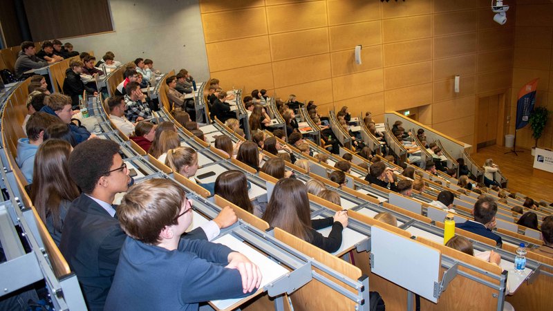 Schüler sitzen im Audimax