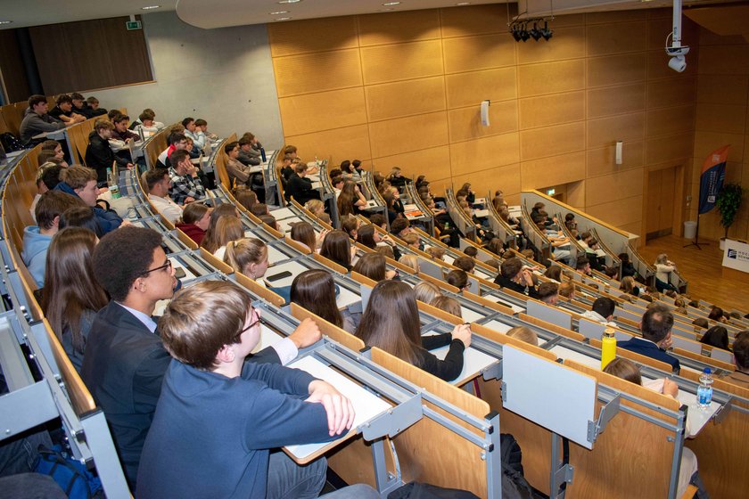 Schüler sitzen im Audimax