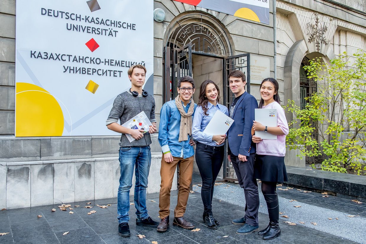 Studierende vor der Deutsch-Kasachischen Universität in Almaty