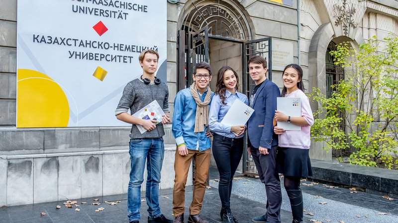 Studierende vor der Deutsch-Kasachischen Universität in Almaty