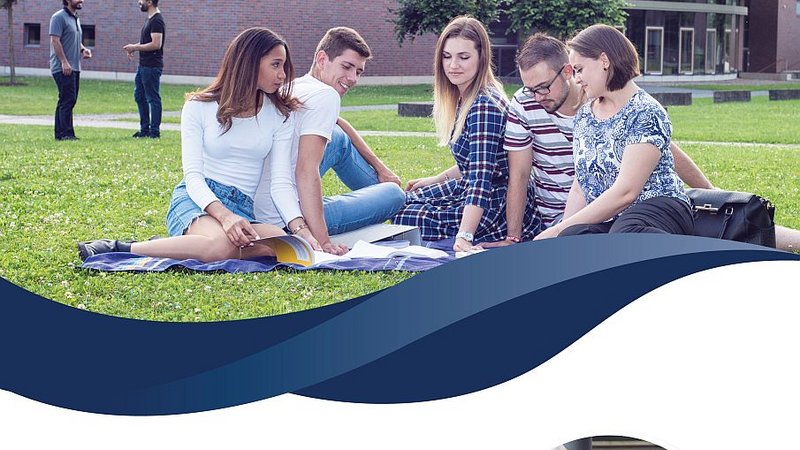 Flyer mit Bild des großen modernen H-Gebäudes. Die Fakultäten Wirtschaftsrecht und Wirtschaftswissenschaften der Hochschule Schmalkalden laden ein: