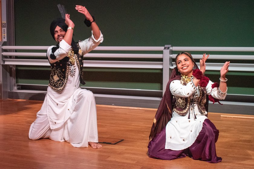 SchmalDiwali Man und Frau tanzen