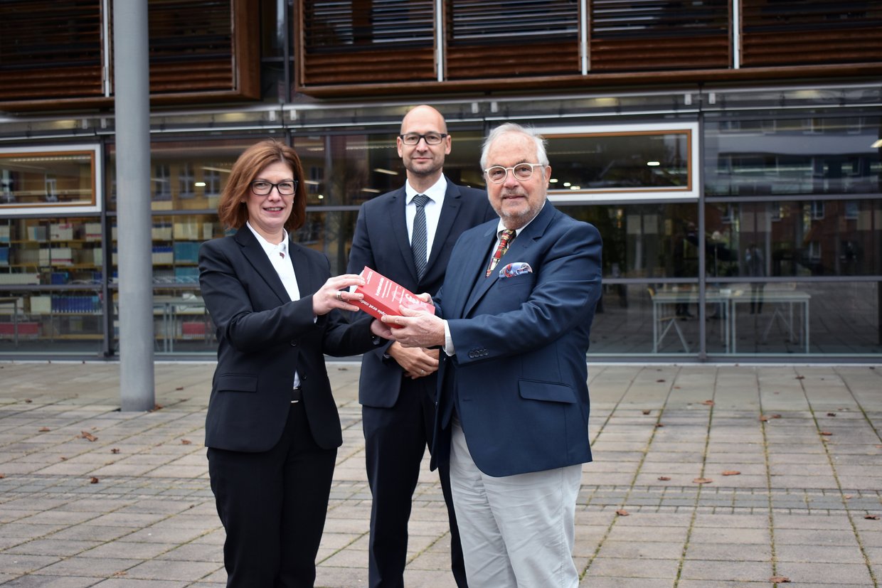 Prof. Kerstin Walther-Reining, Prof. Sven Müller-Grune und Prof. Klaus W. Slapnicar