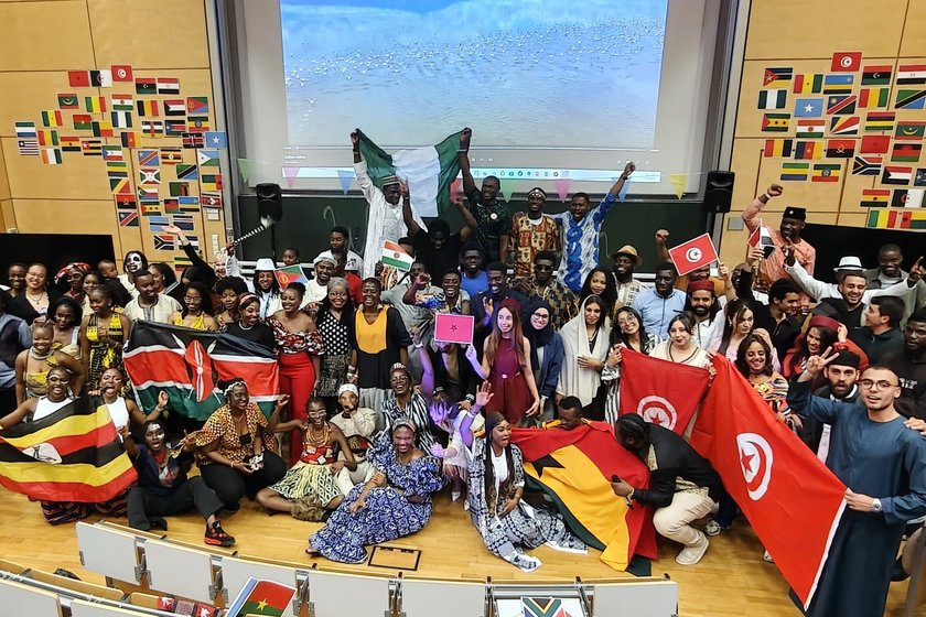 Afrikanische Studierende boten ein buntes Bühnenprogramm Afrikanische Studierende boten ein buntes Bühnenprogramm