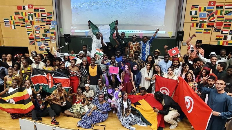 Afrikanische Studierende boten ein buntes Bühnenprogramm