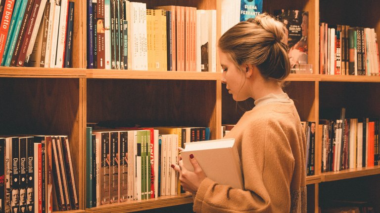 Frau vor Bücherregal