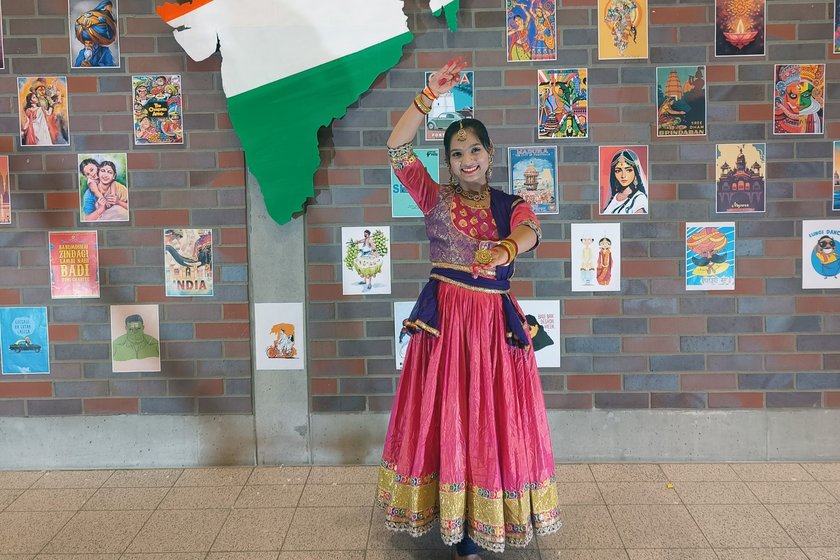 Indische Studentin im Gewand 