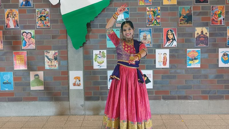 Indische Studentin im Gewand 