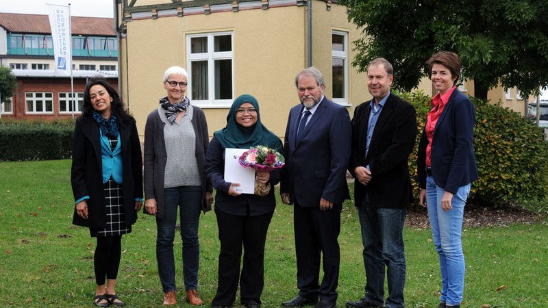 Nur Batrisyia binti Tajuddin (3.v.l.) erhält den DAAD-Preis