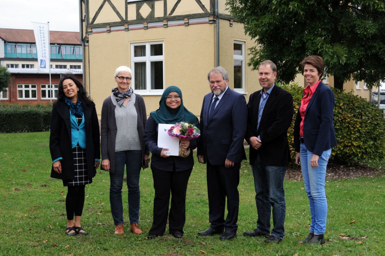 Nur Batrisyia binti Tajuddin (3.v.l.) erhält den DAAD-Preis