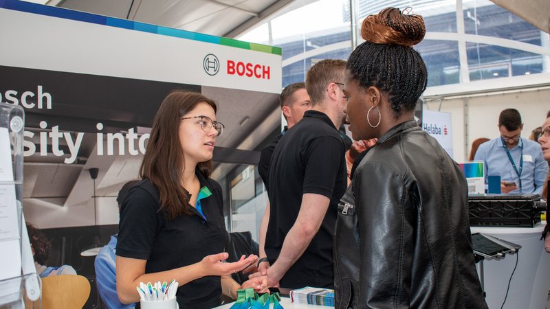 Zwei Frauen am Stand