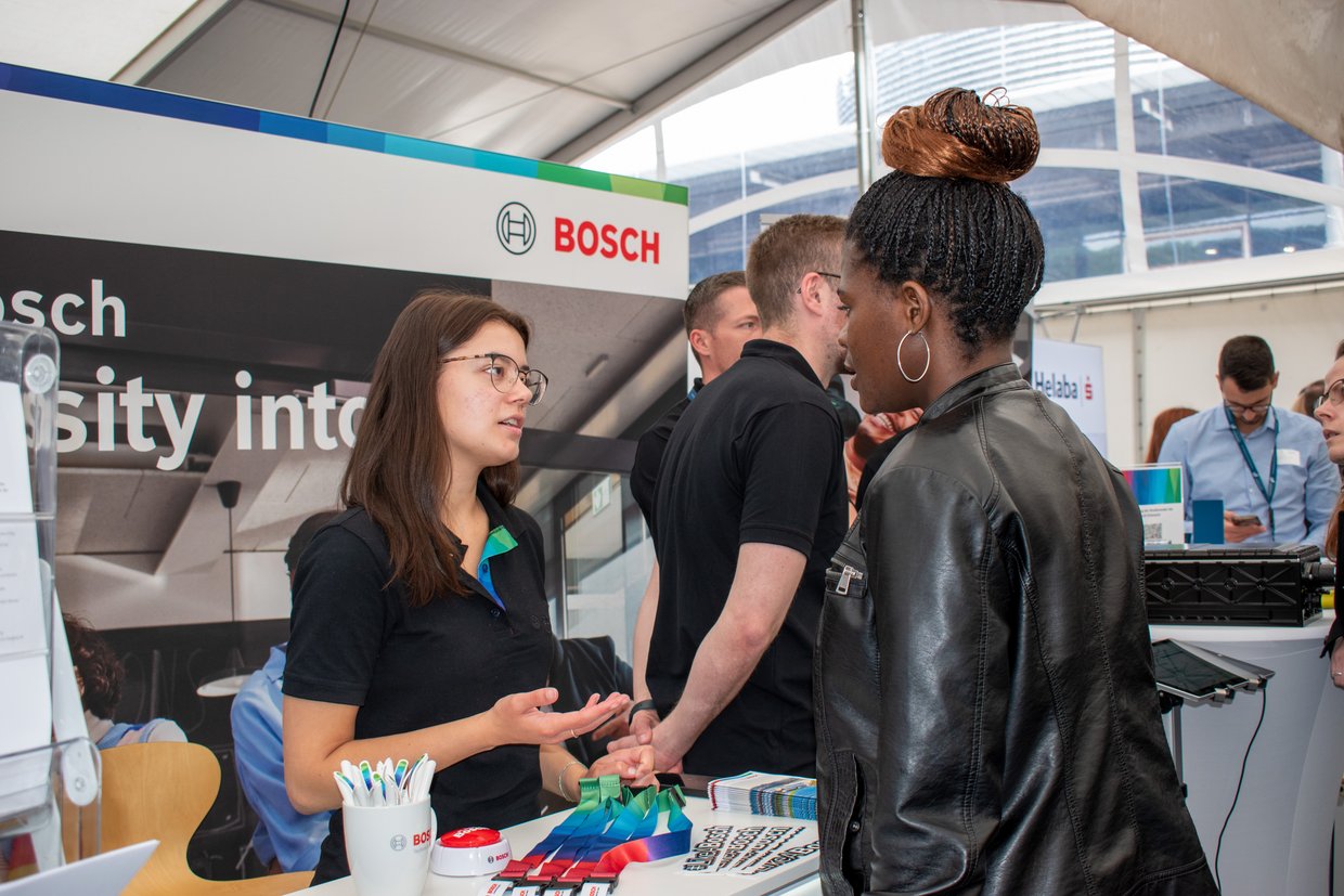 Zwei Frauen am Stand