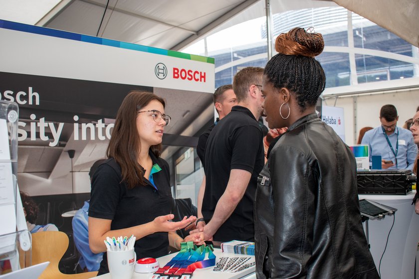 Zwei Frauen am Stand