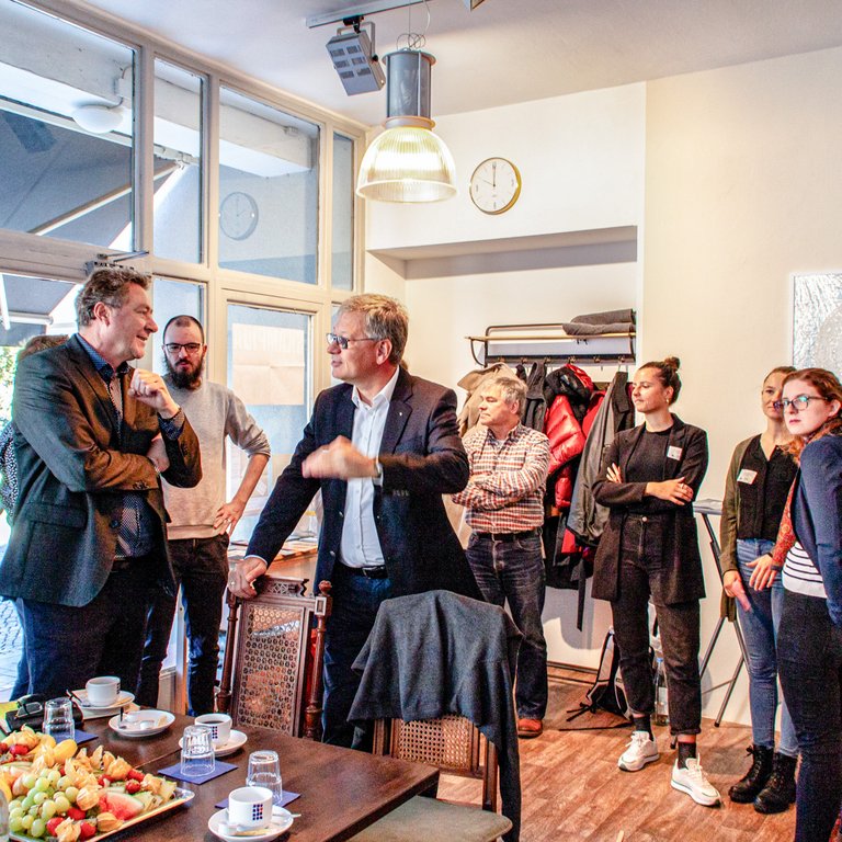 Menschen in einem Raum, redend