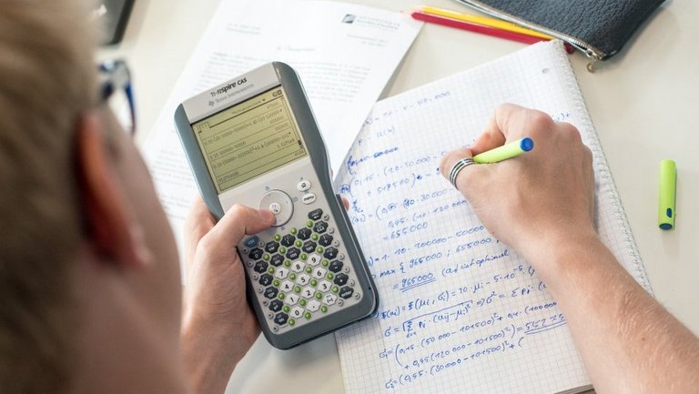 Blick über die Schulter eines Studierenden beim Lernen