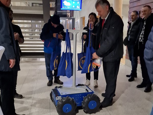 Demonstration of the faculty roboter 