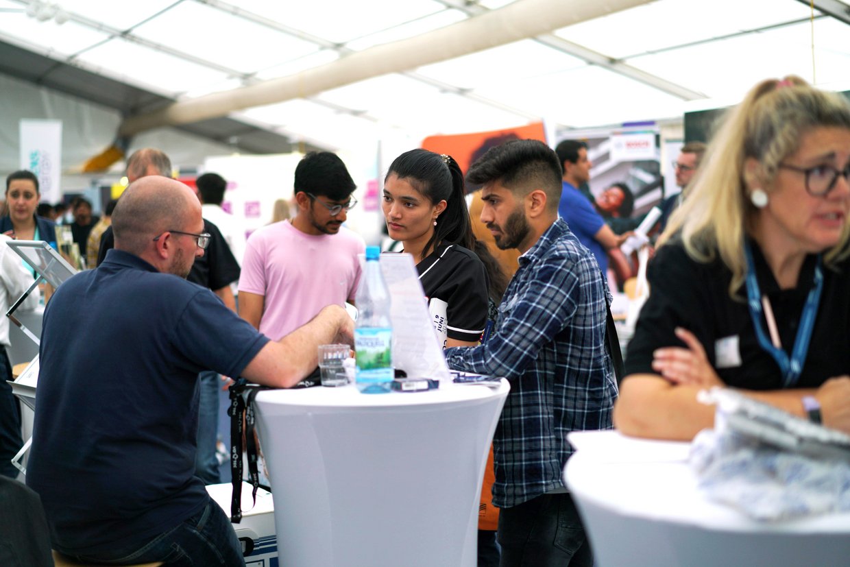 Internationale Studierende informieren sich über Karrieremöglichkeiten