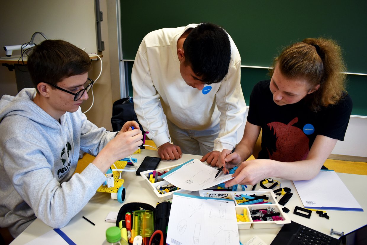 Schüler bauen Roboter