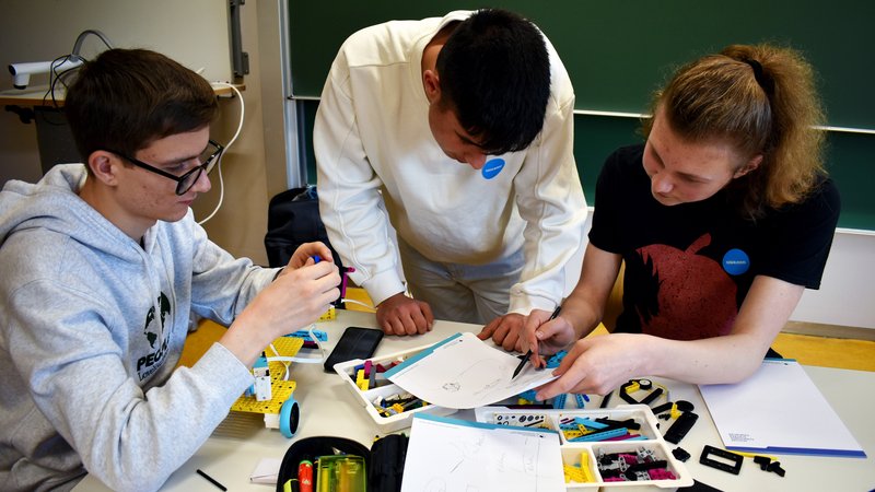 Schüler bauen Roboter