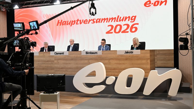 Drei Menschen sitzen am Tisch