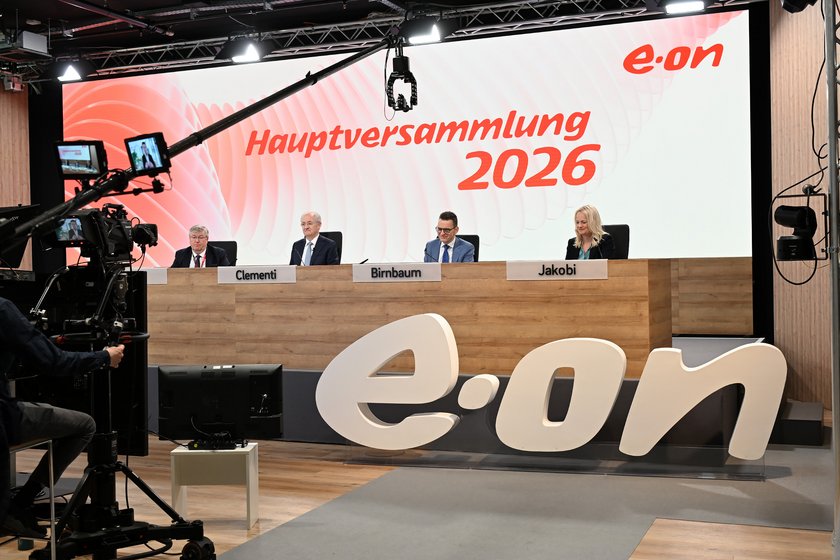 Drei Menschen sitzen am Tisch