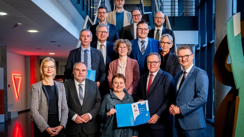 Präsidenten und Landesregierung stehen zusammen