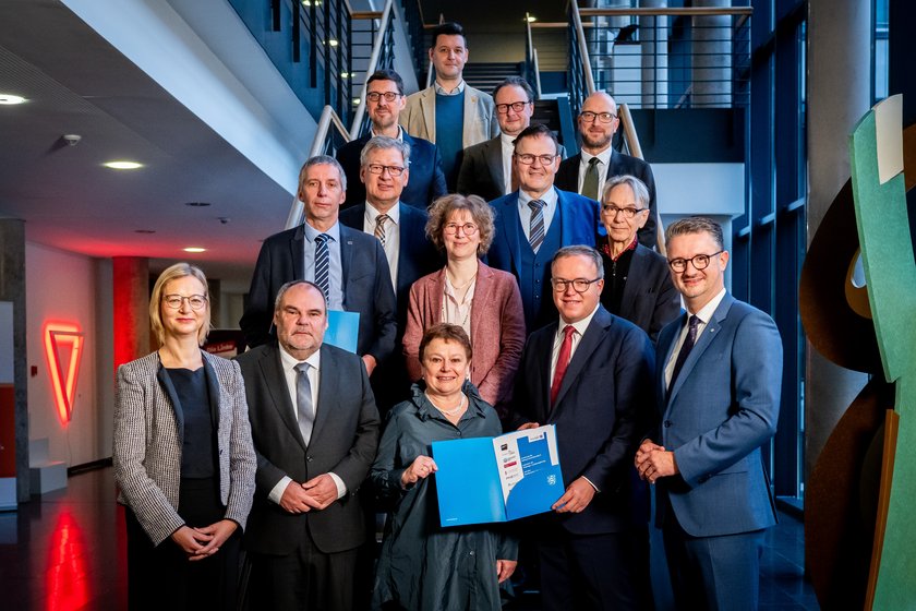 Präsidenten und Landesregierung stehen zusammen