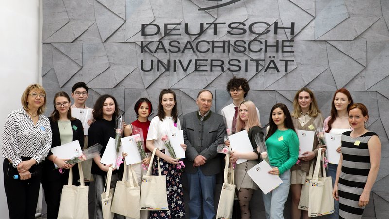 Studierende mit Stipendienurkunden