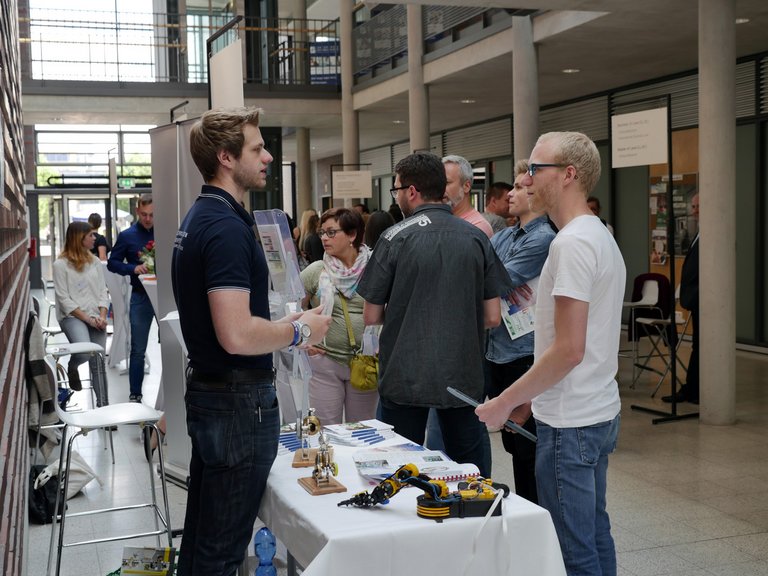 Hochulinformationstag - Junge Menschen informieren sich über eine Studium