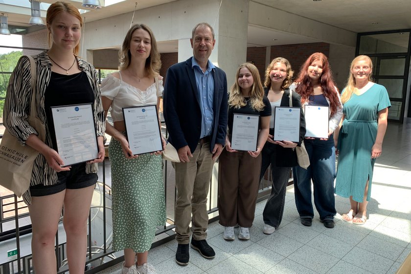 Ukrainische Studentinnen mit Vizepräsident Uwe Hettler Studentinnen in einer Reihe