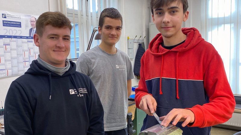 Ausbildungsstart ins neue Lehrjahr: Für Florian Dressler (Azubi, 1. Lehrjahr, r.) geht es ans Feilen unter Anleitung von Werkstattmeister Richard Vogt (l.). Simeon Kettner (Azubi, 2. Lehrjahr, Mitte) hat die Übung schon gemacht und kann den einen oder anderen Tipp unter Azubis geben.